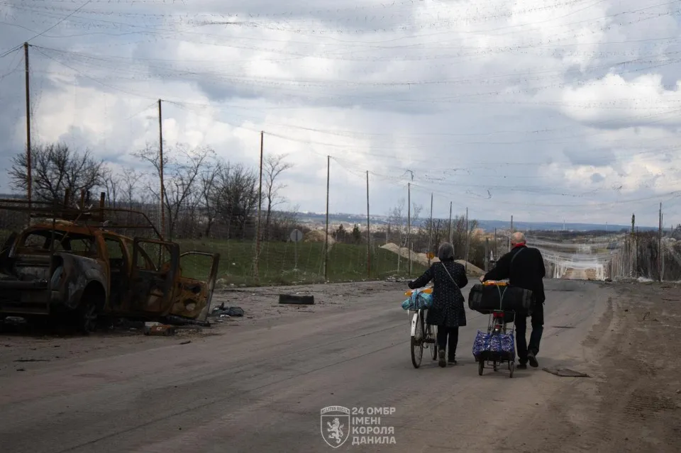 літнє подружжя рятується з Костянтинівки на велосипедах