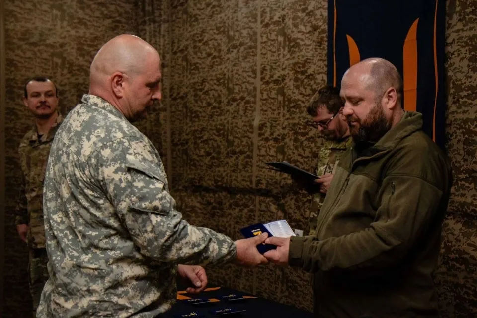 Луганська ОВА передала нагороди військовим Луганська ОВА передала нагороди військовим