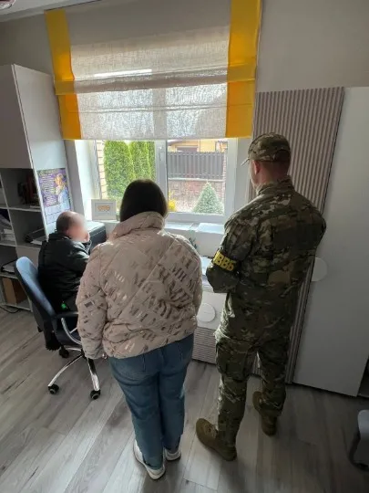 бізнесмен незаконно переправляв чоловіків за кордон