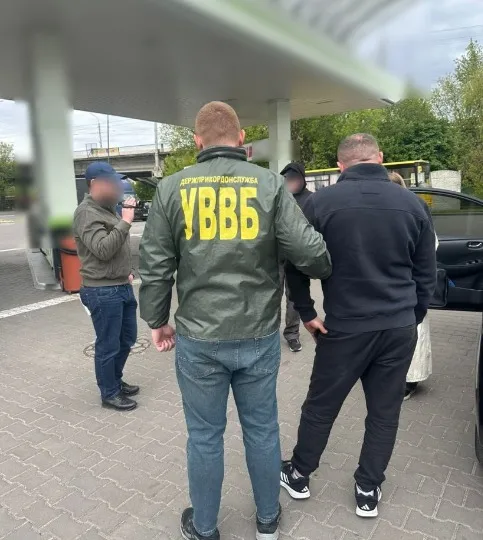 бізнесмен незаконно переправляв чоловіків за кордон