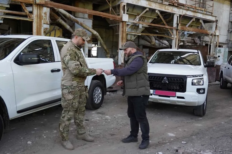 Влада Луганщини передала позашляховики та партію дронів ЗСУ