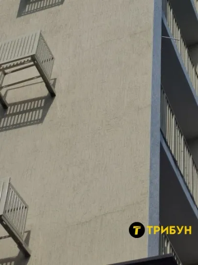 Тріщини на будинку з годинником, Маріуполь.