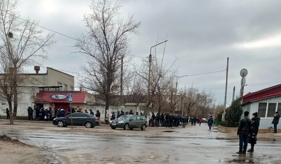 Черга за хлібом навесні 2022 року, Сіверськодонецьк. Джерело: SVOI.CITY, Микола Скурідін