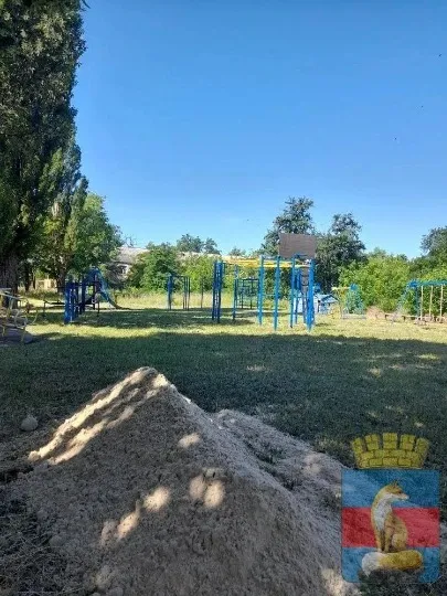Привезений адмніістрацією пісок до Новодружеська