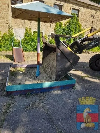 Привезений адмніістрацією пісок до Новодружеська