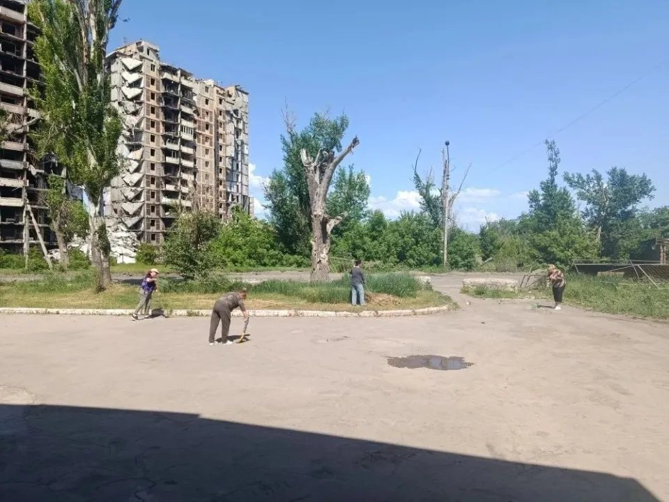 Прибирання в окупованій Авдіївці