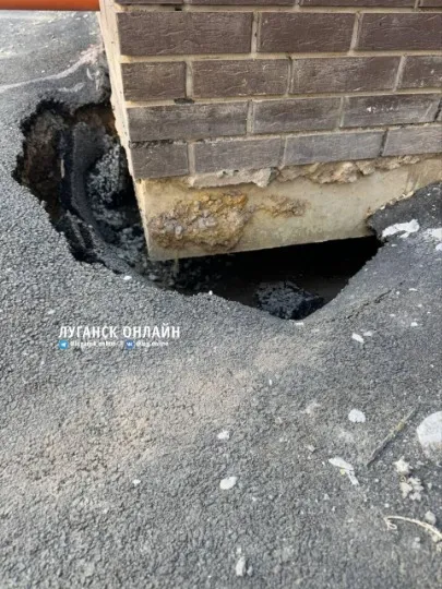 Провалений асфальт на території ЖК Авіатор