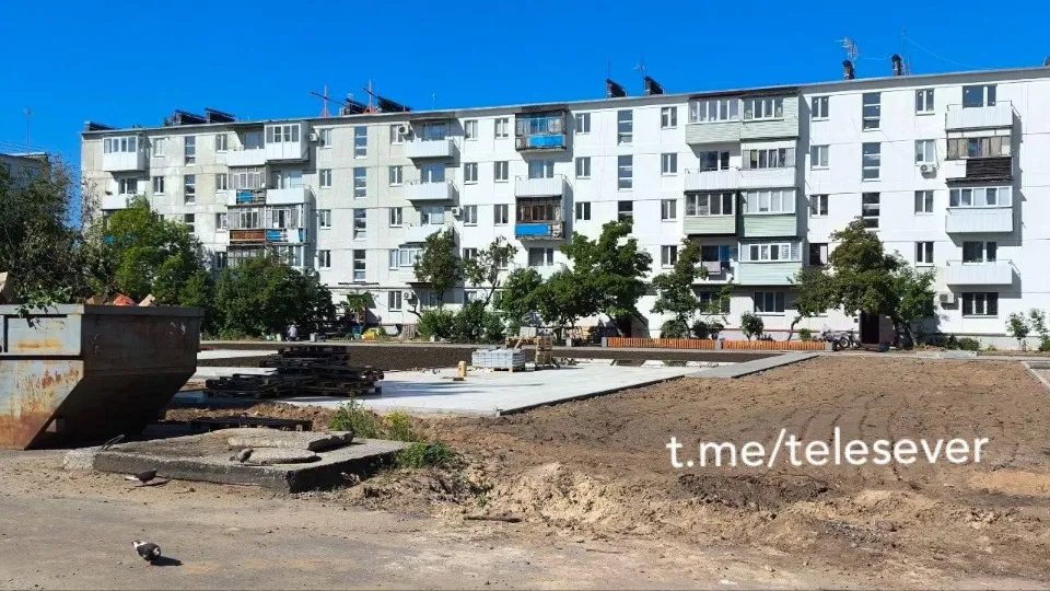 Проспект Центральний, 63. Дитячий майданчик