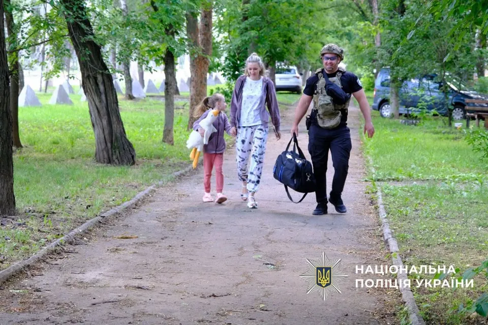 Матір з дитиною вивезли в безпечне місце