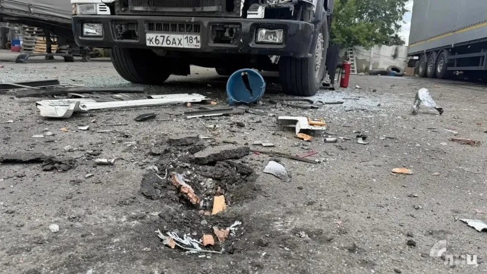 удар по вантажівках в окупованому луганську