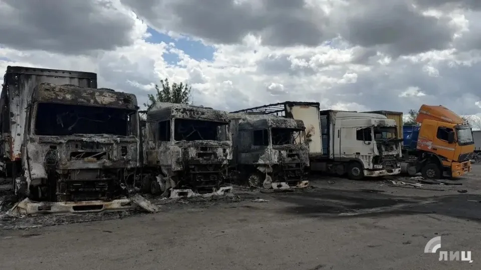 удар по вантажівках в окупованому луганську
