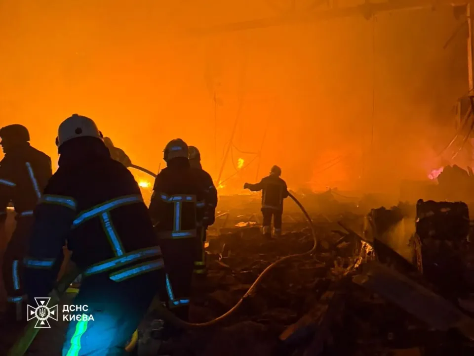Рятувальники приборкували вогонь у Києві