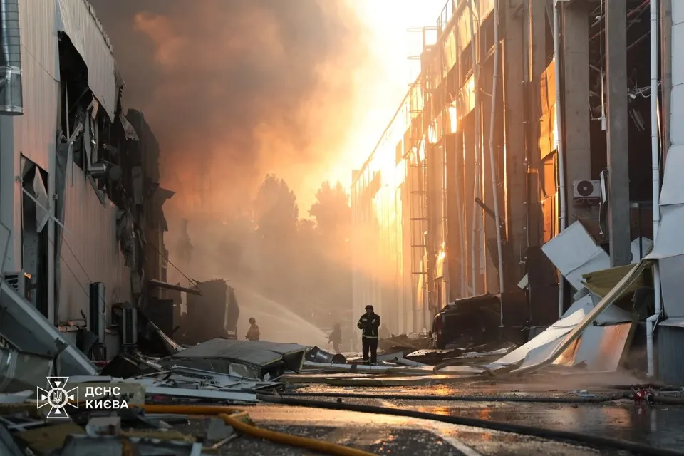 Рятувальники приборкували вогонь у Києві