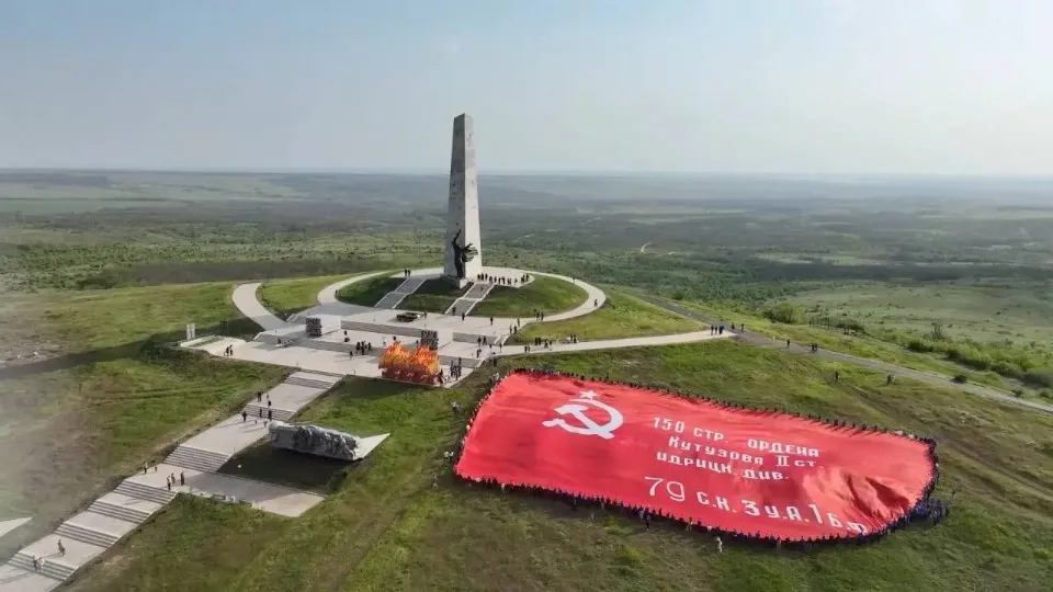 Окупаційні джерела. Копія “Прапора Перемоги”.