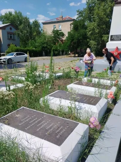 “Адміністрація” Рубіжного. Прибирання Братської могили