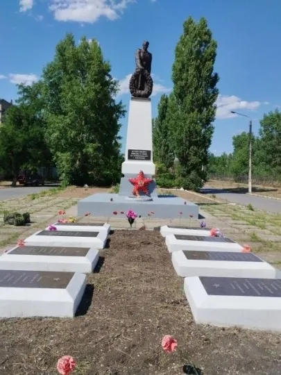 “Адміністрація” Рубіжного. Прибирання Братської могили