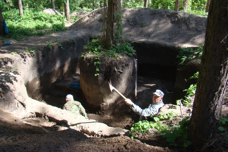 Soil removal during archaeological research, Kreminna Forests