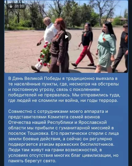 Окупанти кладуть квіти до памʼятників у зруйнованій Тошківці до так званого Дня перемоги