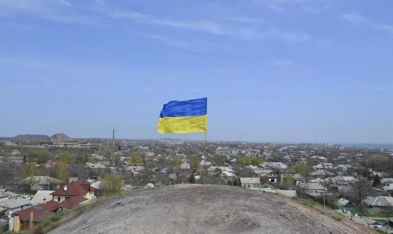 прапор на териконі у Кадіївці (кол. Стаханові)