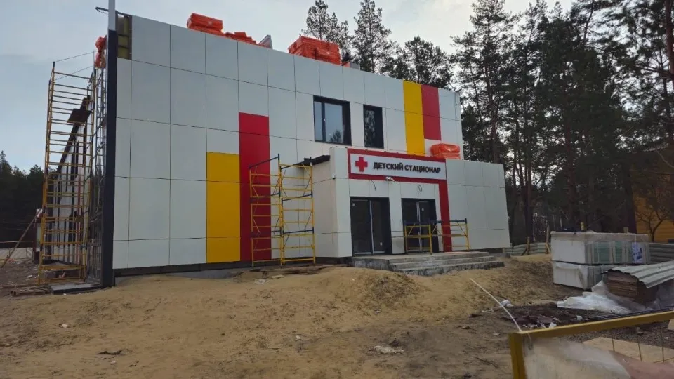 “ЛІЦ”. Будівництво дитячого відділення: завершення оздоблення фасаду