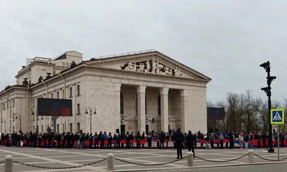 200-метровий прапор так званої “ДНР” на фоні драмтеатру в Маріуполі
