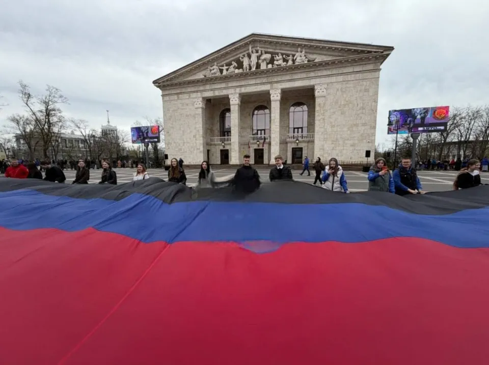 200-метровий прапор так званої “ДНР” на фоні драмтеатру в Маріуполі