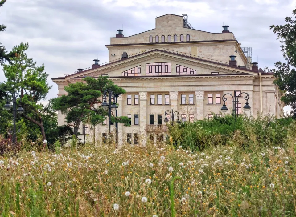 Драмтеатр в Маріуполі заріс травою