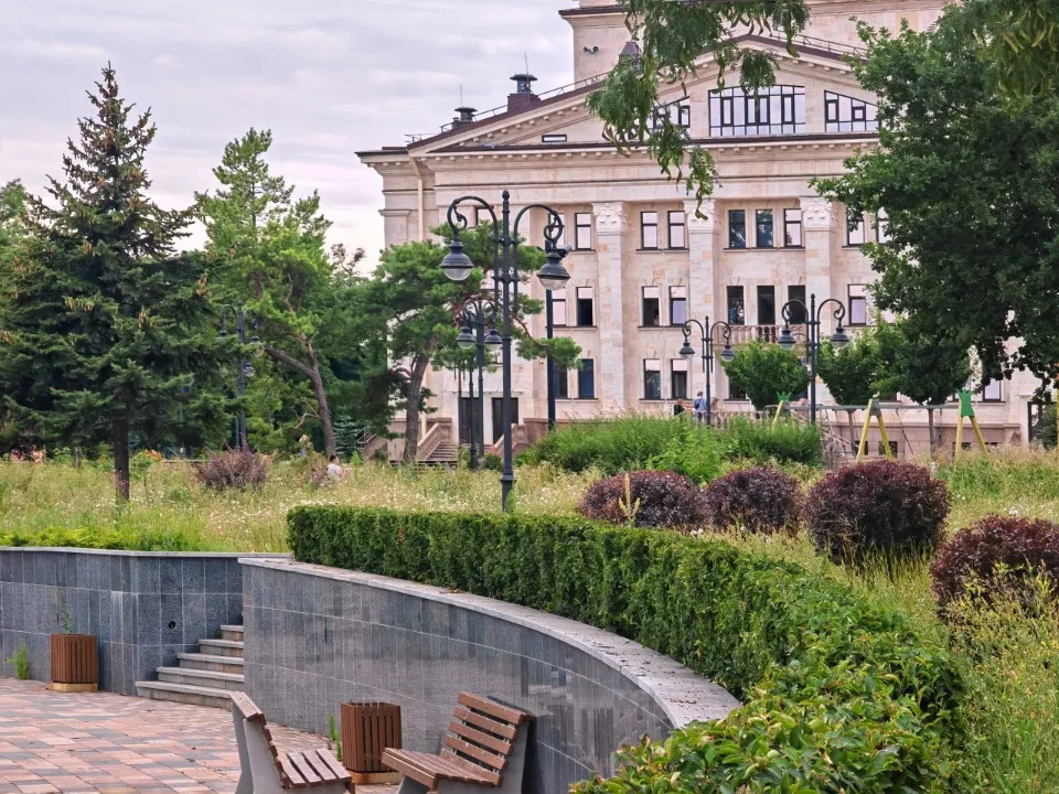 Драмтеатр в Маріуполі заріс травою