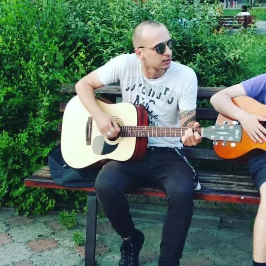 Геннадій з Лисичанська захопився музикою ще в дитинстві, а згодом грав на вулицях і створював власні