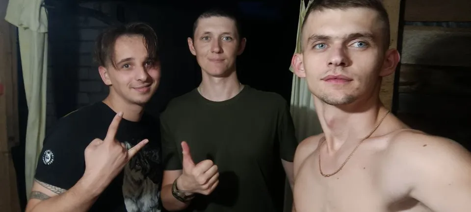 Ліворуч Геннадій, у центрі їхній друг Денис, який загинув на Донеччині, праворуч — режисер монтажу п