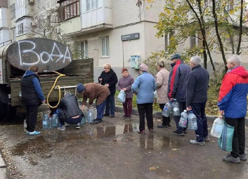 Люди стоять у чергах, аби набрати води