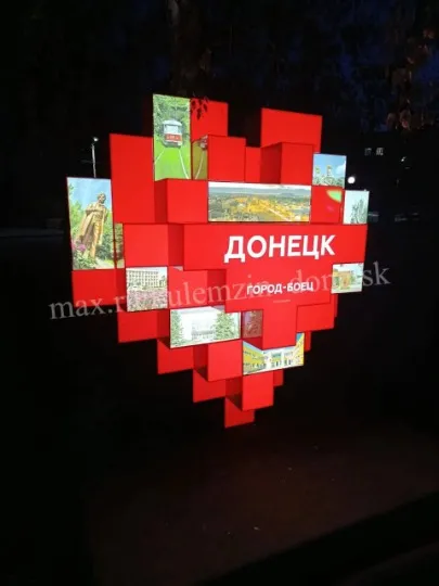 Стели, встановлені напередодні святкувань