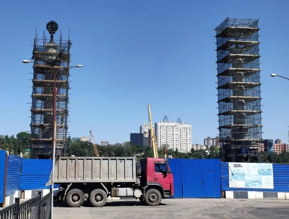 На мосту Ілліча повернули герб УРСР