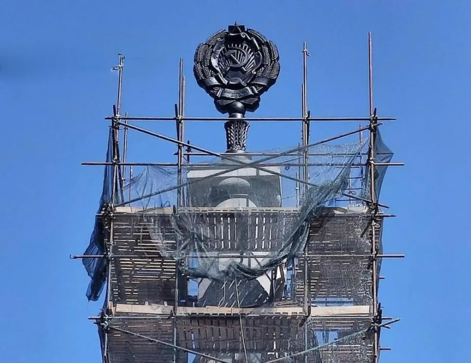 На мосту Ілліча повернули герб УРСР