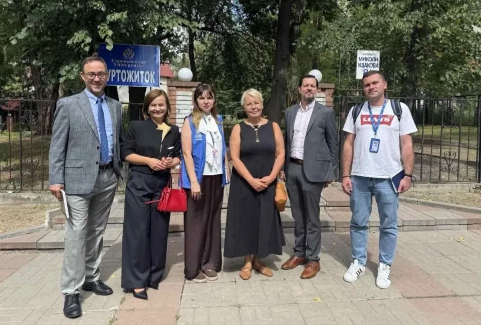 Посадовці США завітали до шелтера в Києві