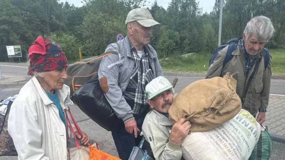 Евакуйовані люди з Олешок. Фото: Ксенія Архіпова