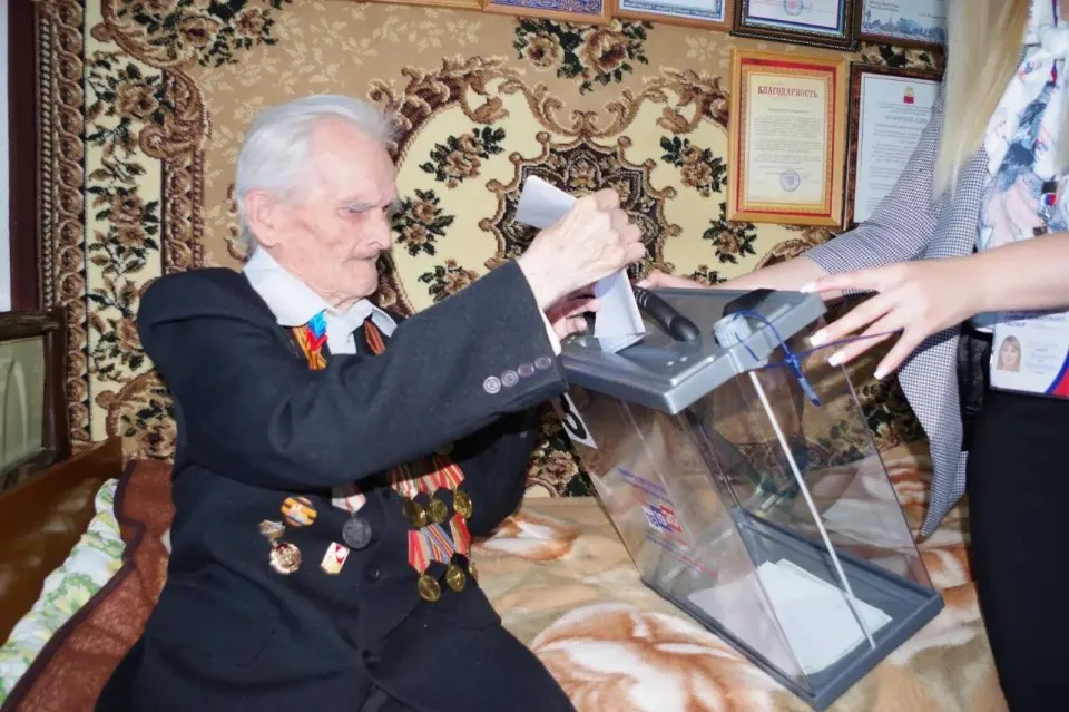 Окупаційні джерела. 100-річний ветеран Другої світової війни проголосував на виборах до Держдуми