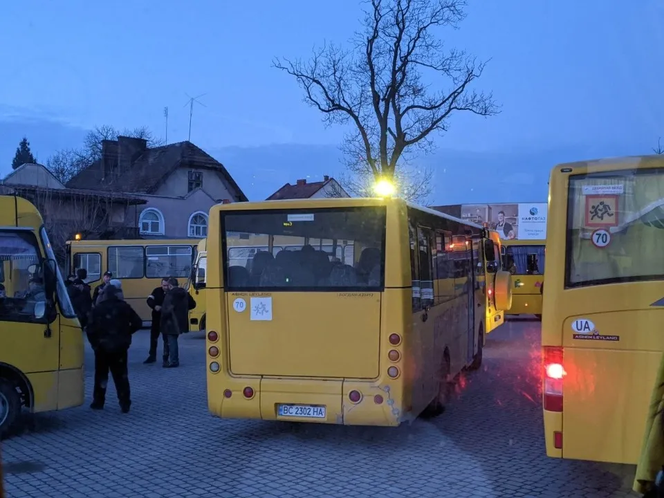 Фото з архіву Владислава. Місто Самбір, березень 2022 р. Автобуси до Польщі